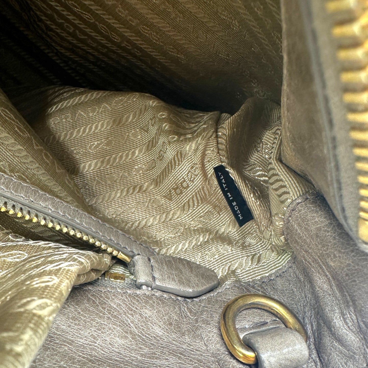 Miu Miu Matelassé Handtasche aus grauem Leder