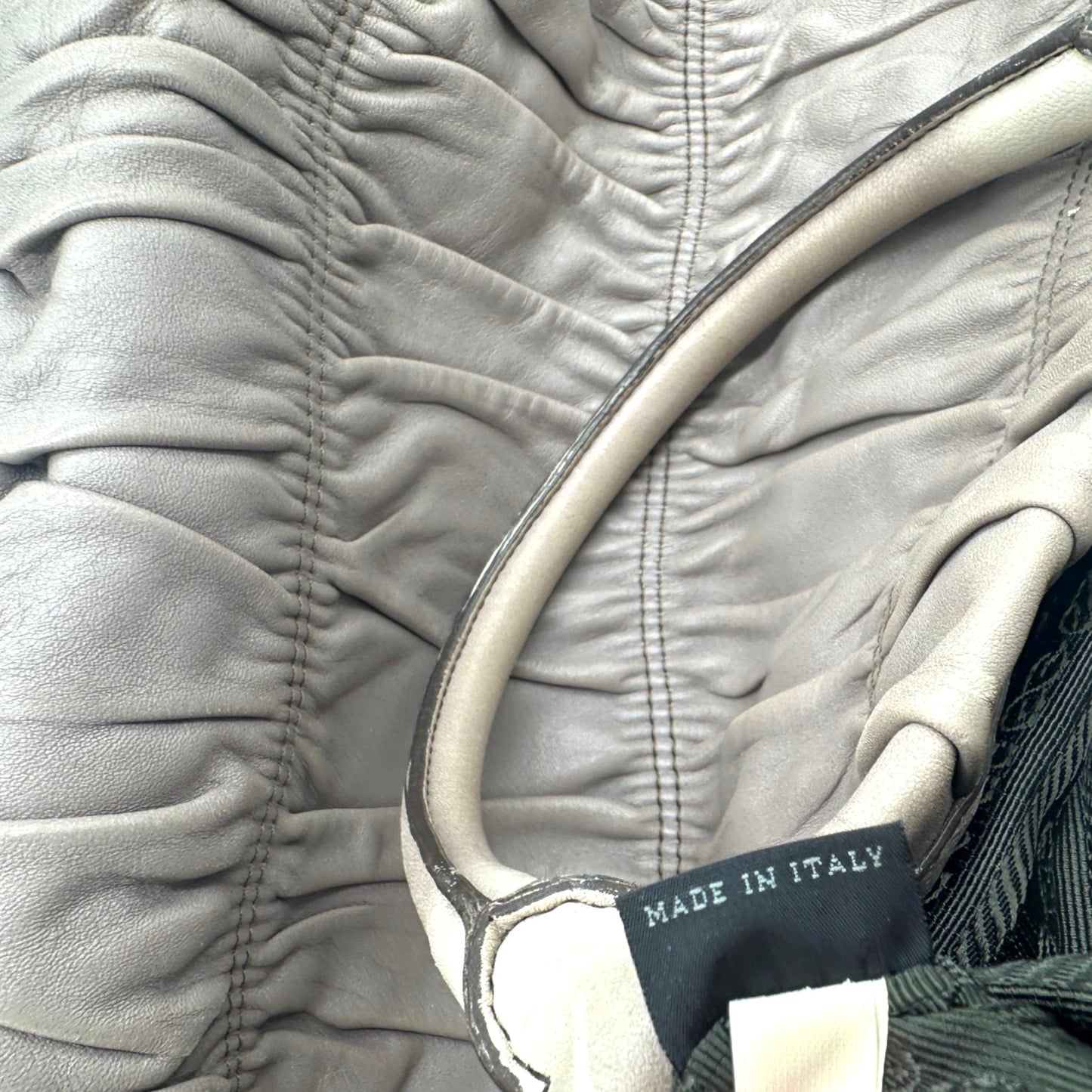 Miu Miu Matelassé Handtasche aus grauem Leder