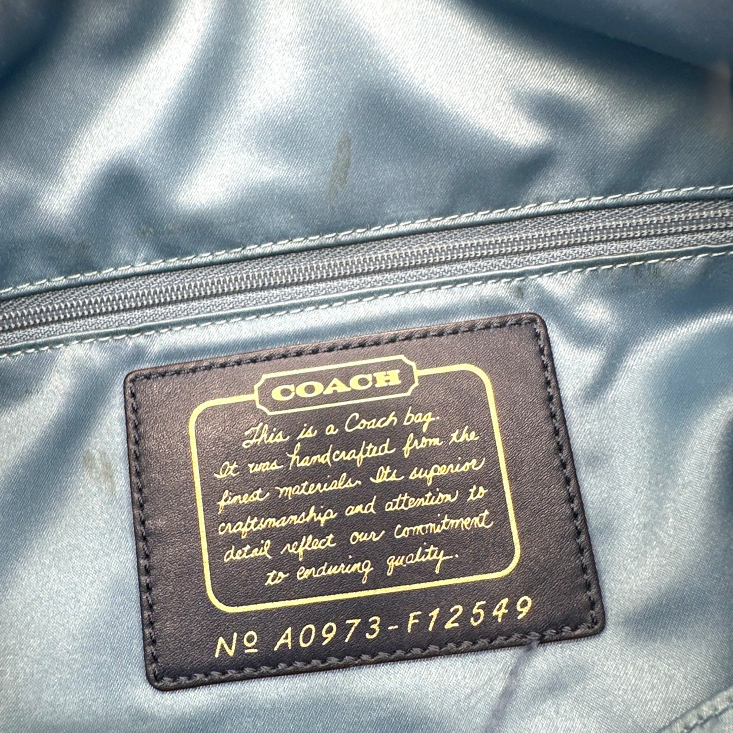 Sac cabas vintage Coach F11179 en denim, porté épaule.