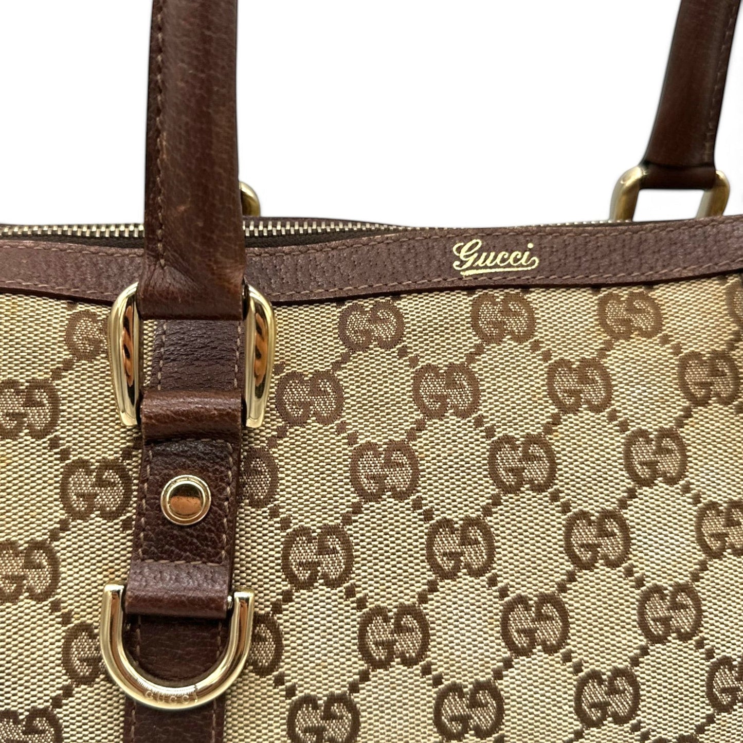 Sac cabas vintage Gucci en bambou monogrammé, grand format, porté épaule