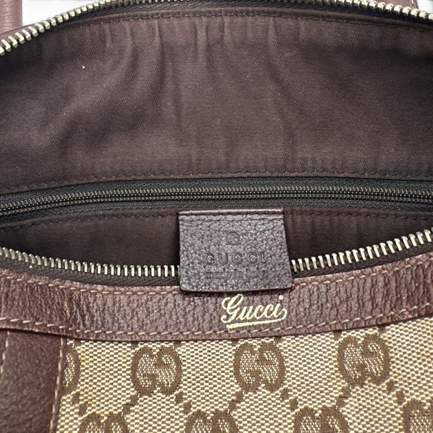 Sac cabas vintage Gucci en bambou monogrammé, grand format, porté épaule