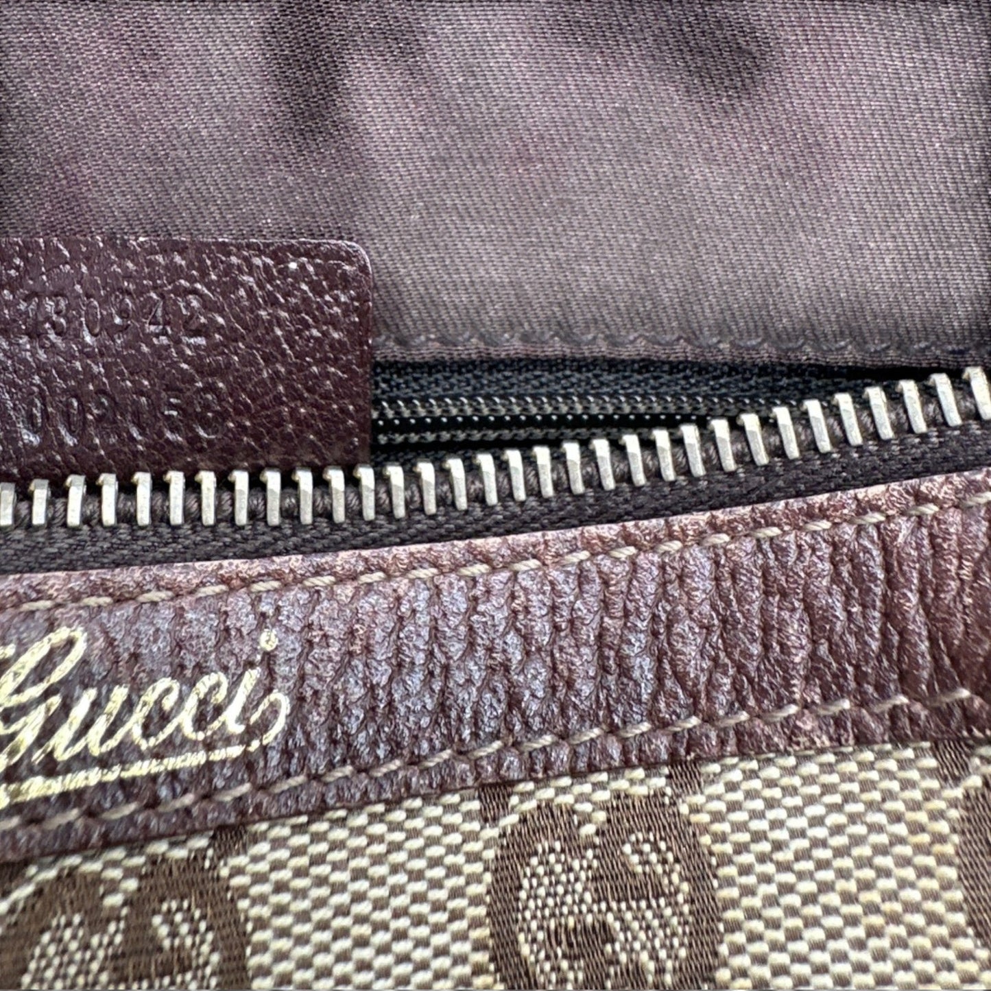 Sac cabas vintage Gucci en bambou monogrammé, grand format, porté épaule