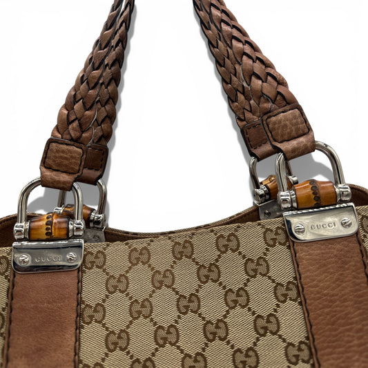 Sac cabas vintage Gucci en bambou monogrammé, grand format, porté épaule