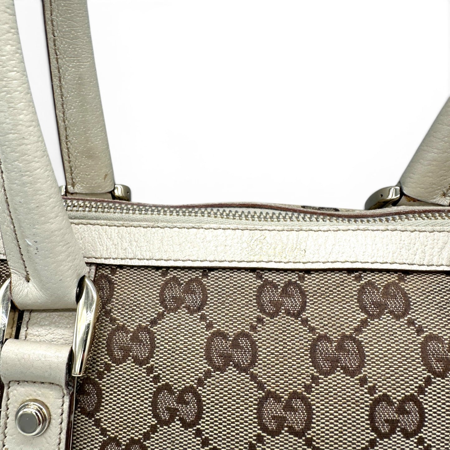 Sac cabas vintage Gucci en bambou monogrammé, grand format, porté épaule