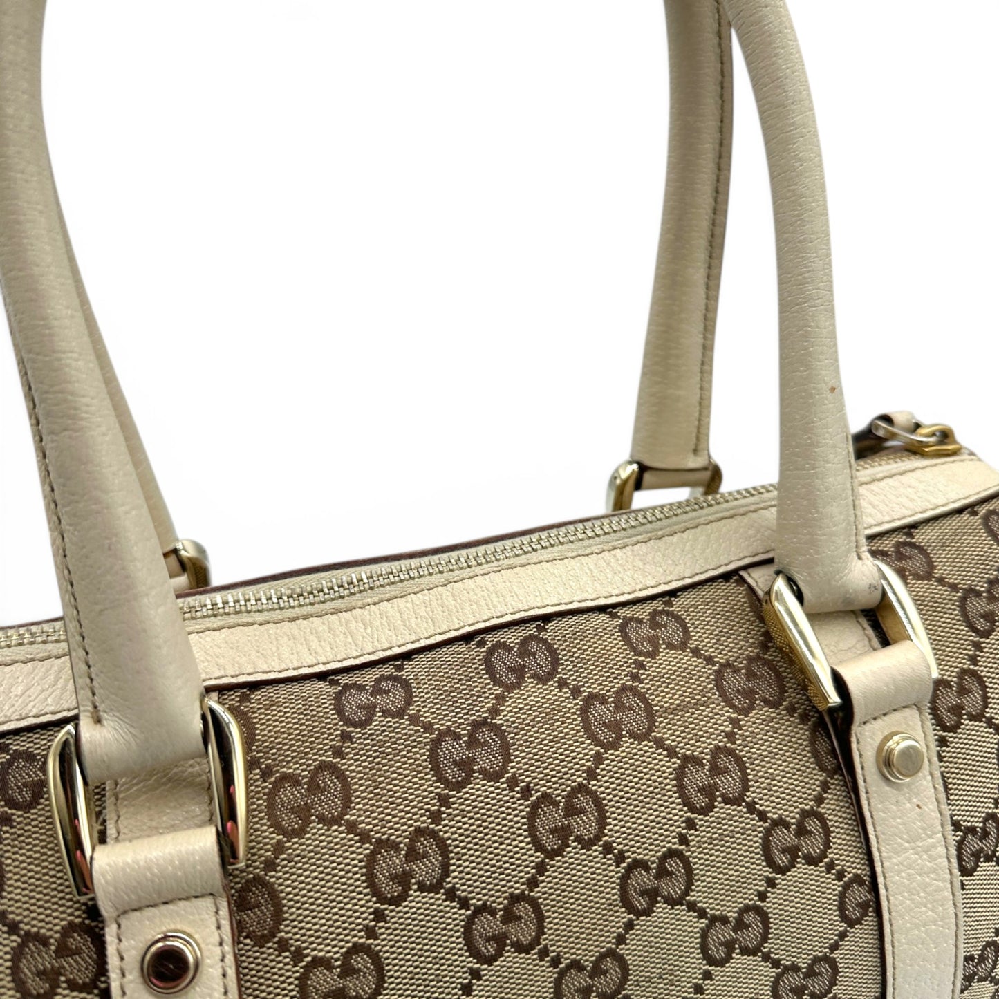 Sac cabas vintage Gucci en bambou monogrammé, grand format, porté épaule