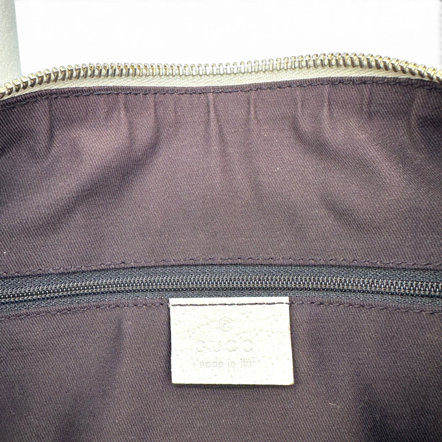 Sac cabas vintage Gucci en bambou monogrammé, grand format, porté épaule