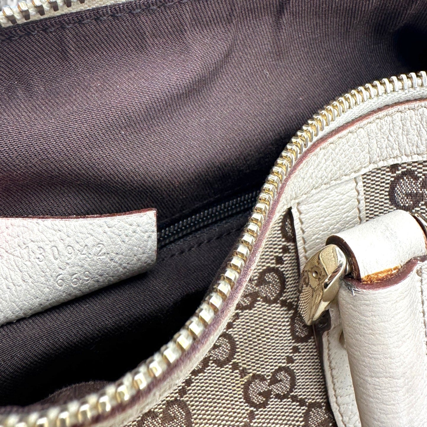Sac cabas vintage Gucci en bambou monogrammé, grand format, porté épaule