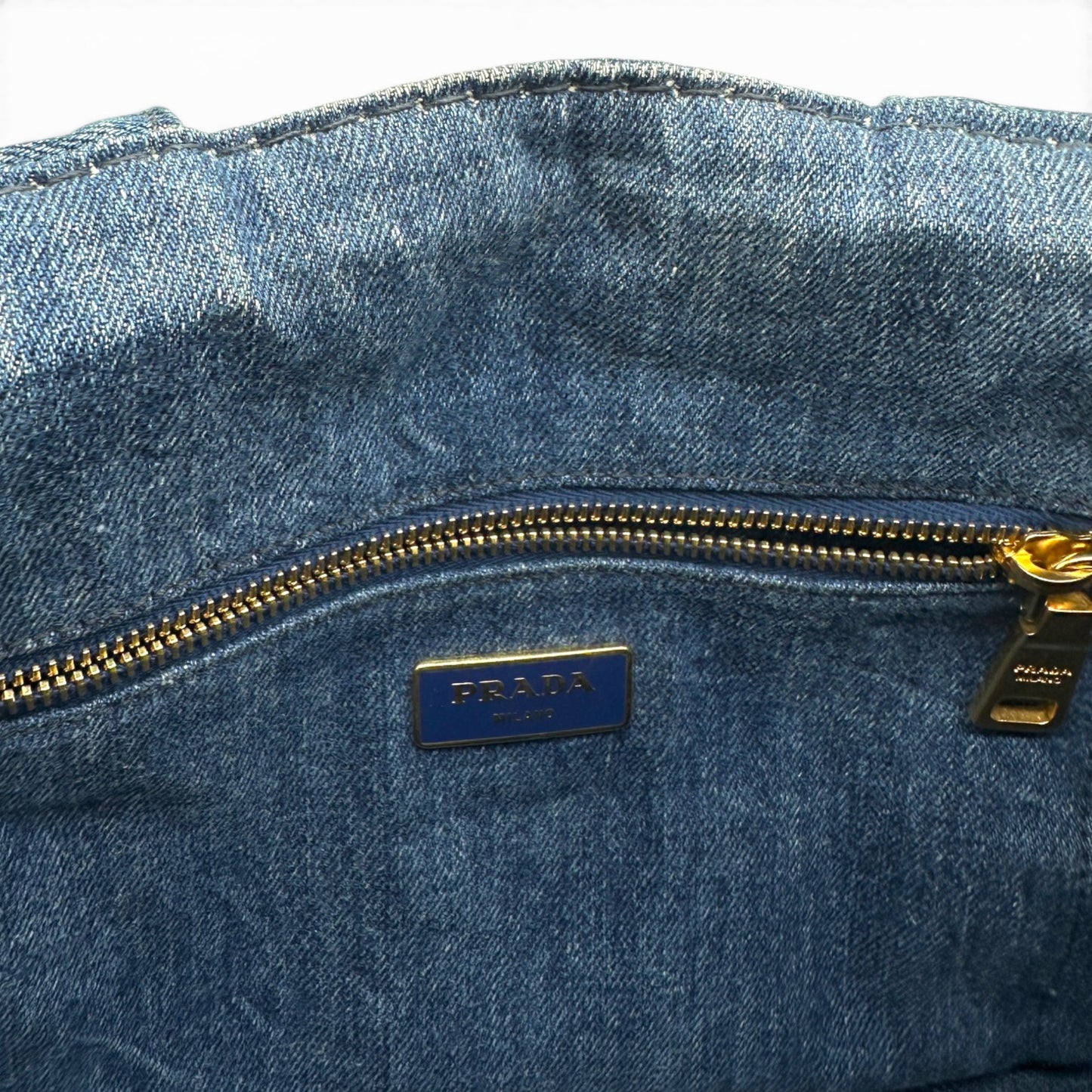 Miu Miu Matelassé Handtasche aus grauem Leder