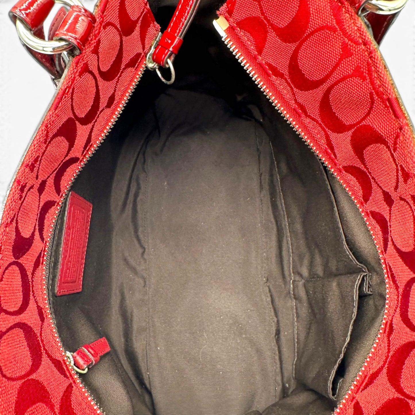 Sac cabas vintage Coach F17401 rouge à monogramme, porté épaule ou bandoulière