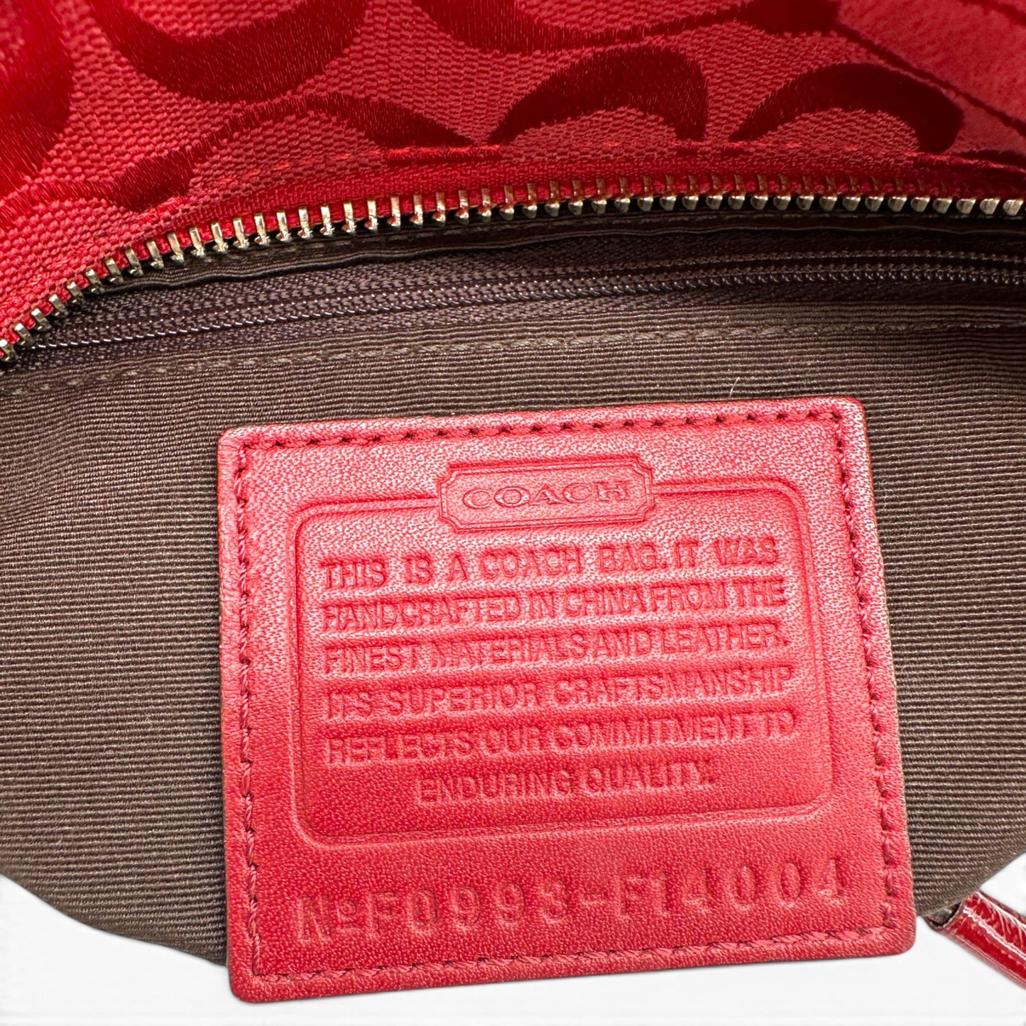 Sac cabas vintage Coach F17401 rouge à monogramme, porté épaule ou bandoulière